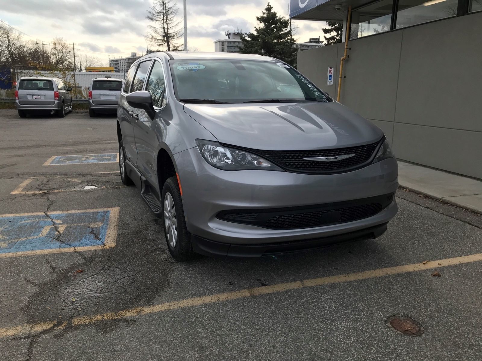 The Chrysler Grand Caravan - Braunability Commercial Side Entry
