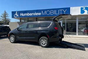 2023 Chrysler Grand Caravan w/ Braun R.E