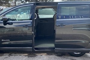 2023 Chrysler Pacifica with Braun Power Side-Entry