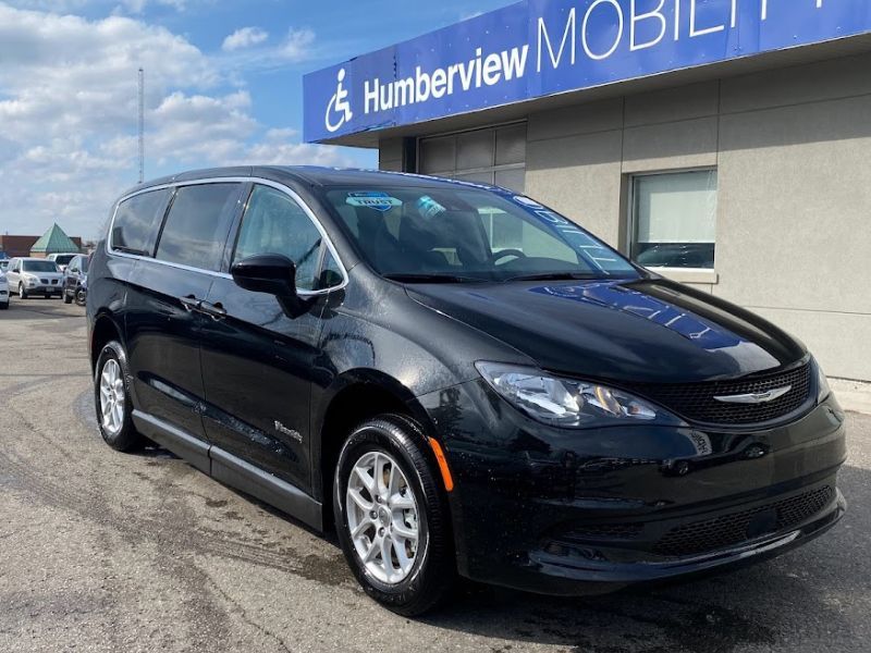 2023 Chrysler Pacifica with Braun Side Entry